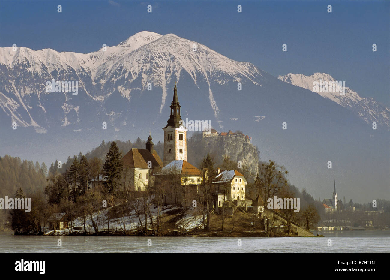 L'église le château de bled, l'île de bled derrière et alpes karavanke visible dans la distance, l'hiver, le lac de Bled, Slovénie Banque D'Images