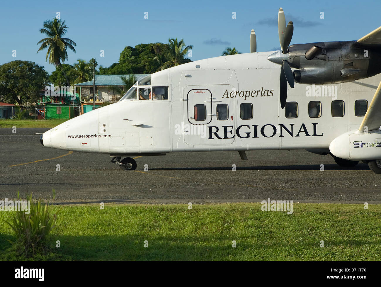 Compagnies aériennes Aeroperlas terres avec un pneu plat à Bocas del Toro, l'Aéroport International de l'Île de Colon Panama Banque D'Images