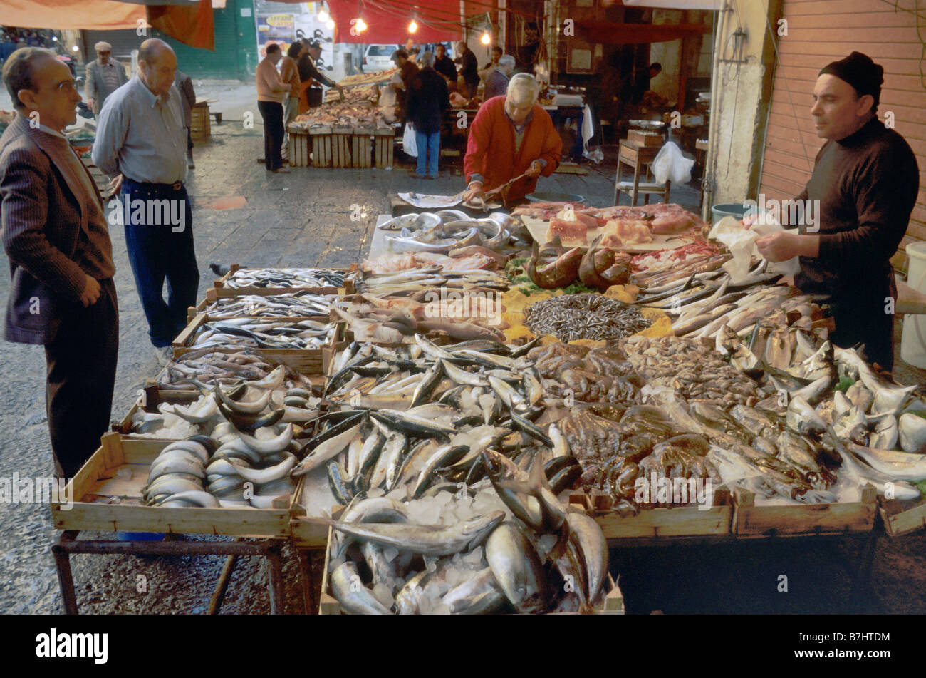 La Vucciria étals de poissons du marché à Piazza Caracciolo à Palerme Sicile Italie Banque D'Images