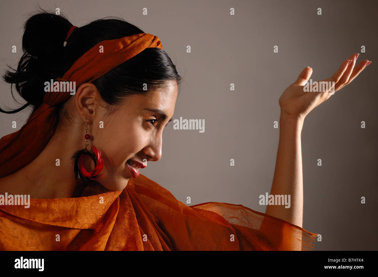 Portrait of Hispanic female flamenco dancer avec voile orange Banque D'Images