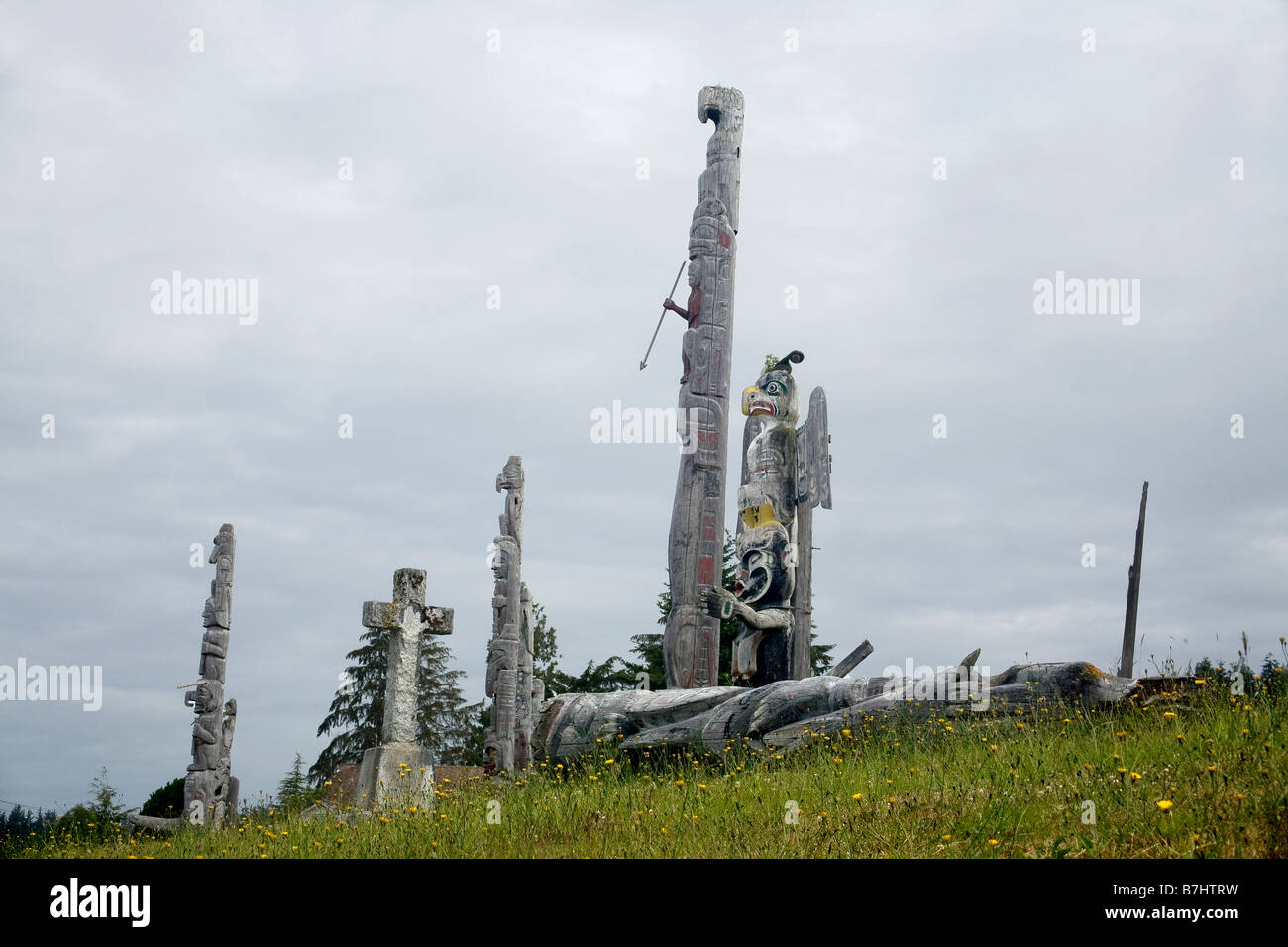 Colombie-britannique - totems dans le cimetière de Namgis Albert Bay sur l'île Cormorant dans le détroit de Johnstone. Banque D'Images