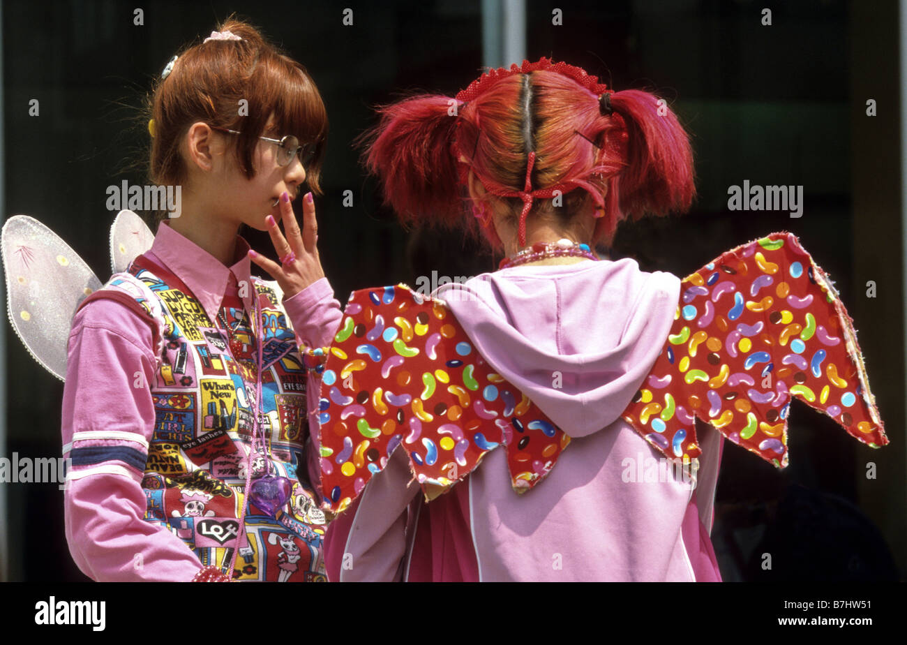 Les jeunes filles portent des costumes colorés près de Omotesando dori Tokyo Japon Banque D'Images