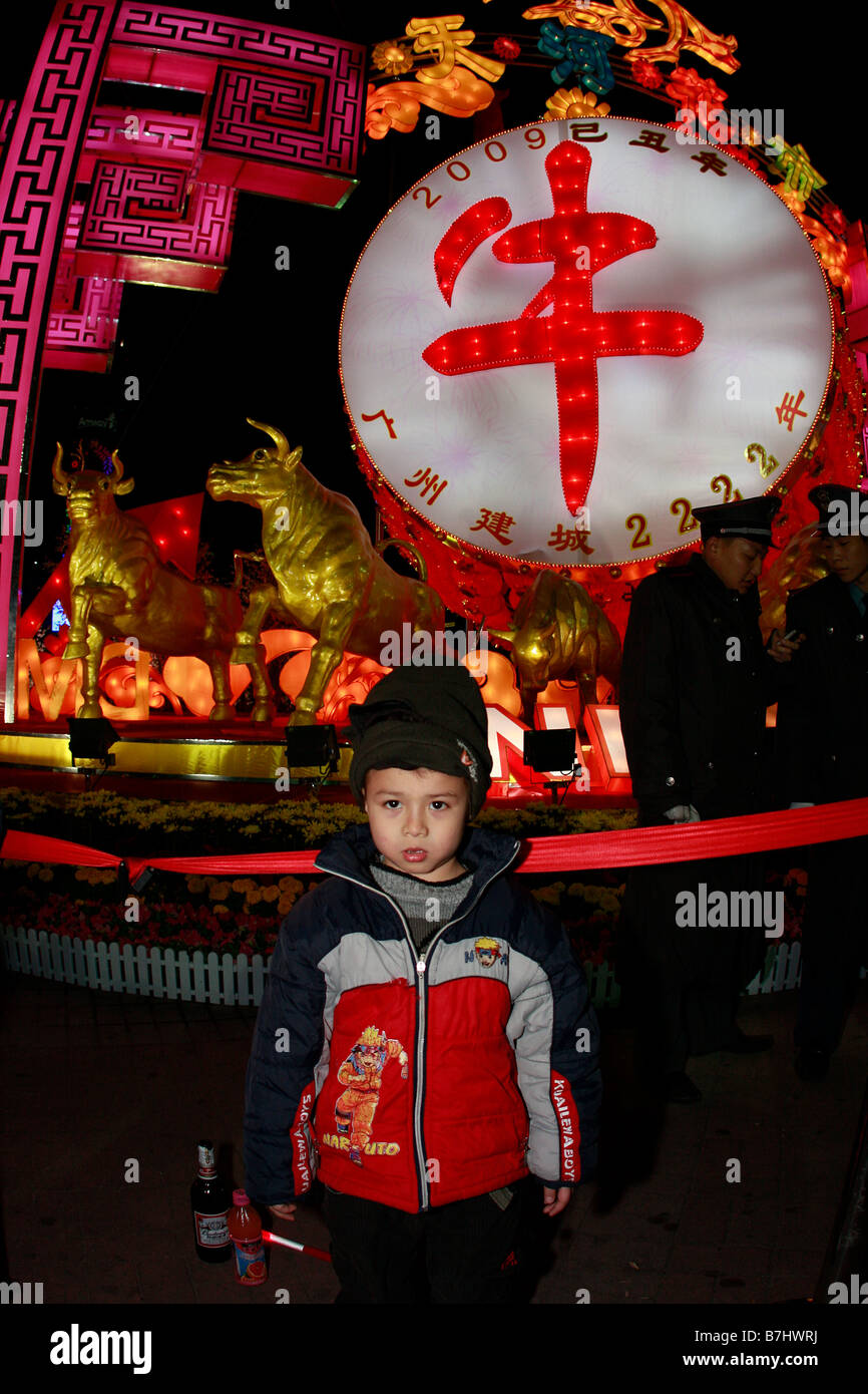 Entrée au marché aux fleurs 2009 Célébration du Nouvel An lunaire > Blanc l'homme occidental dans la trentaine et multiraciale enfant posant les expatriés . Banque D'Images