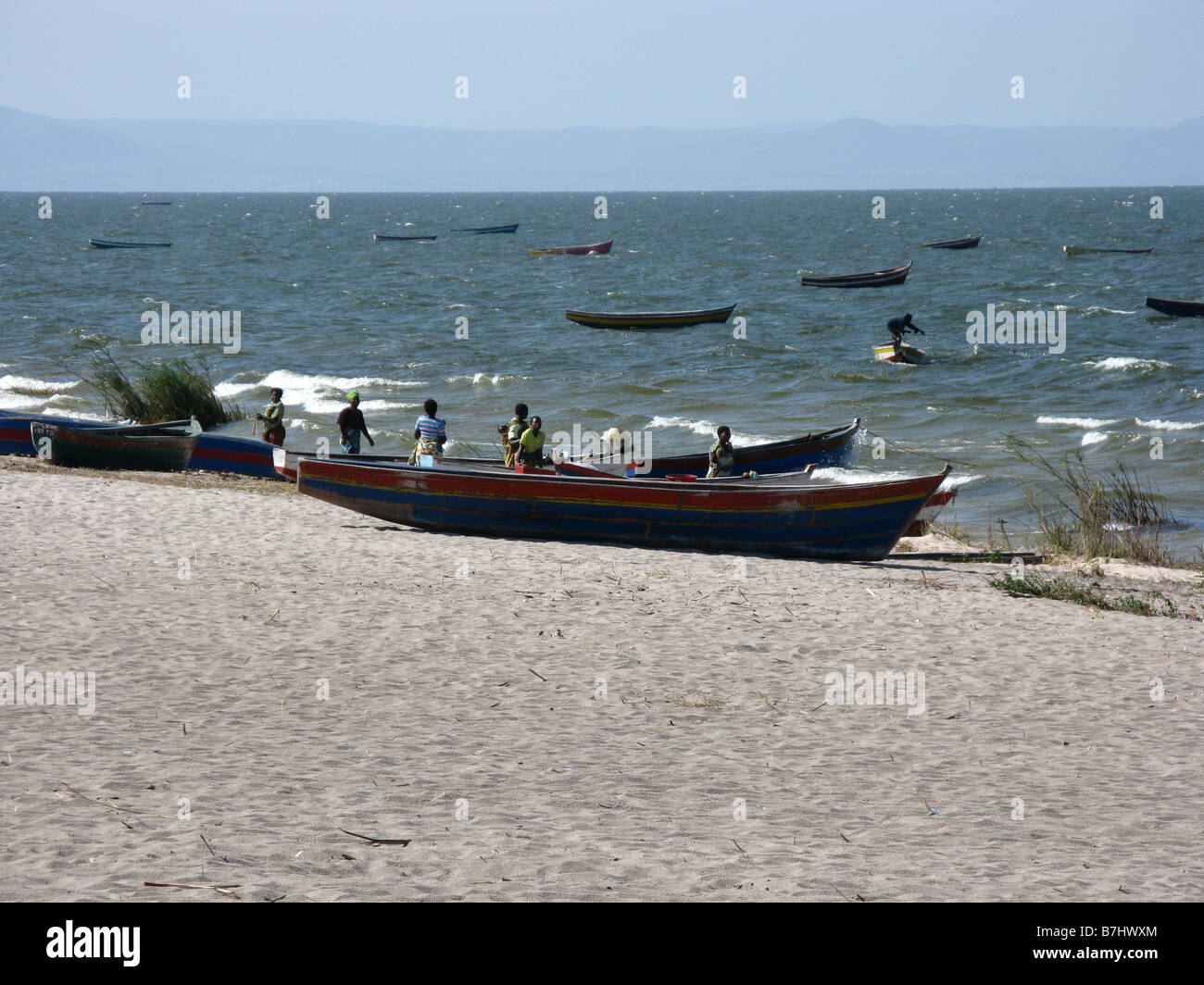 Sur une plage de sable rive nord du lac Mweru, Zambie, avec les bateaux de pêche amarrés et établi sur la plage Banque D'Images