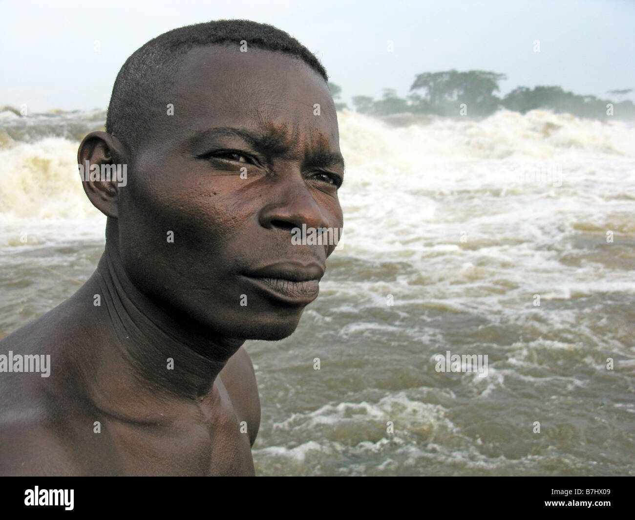 Close up head and shoulders portrait de pêcheur à l'Wagenia Stanley Falls Chutes Boyoma en République démocratique du Congo Banque D'Images