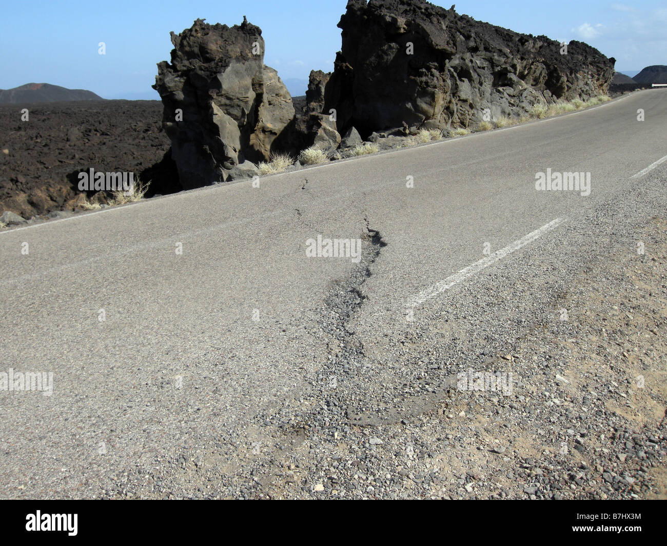 Mouvement de la plaque tectonique de surface routière fractures à