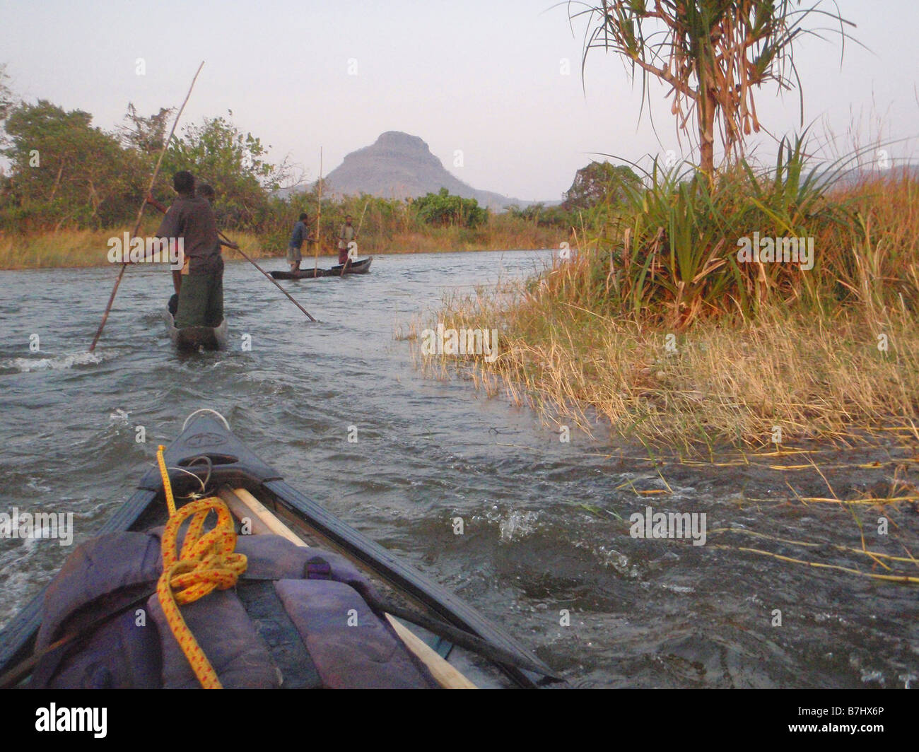 Proue de Canadian canoe guides pêcheurs suit vers le bas des rapides sur la rivière Luvua province du Katanga en République démocratique du Congo Banque D'Images
