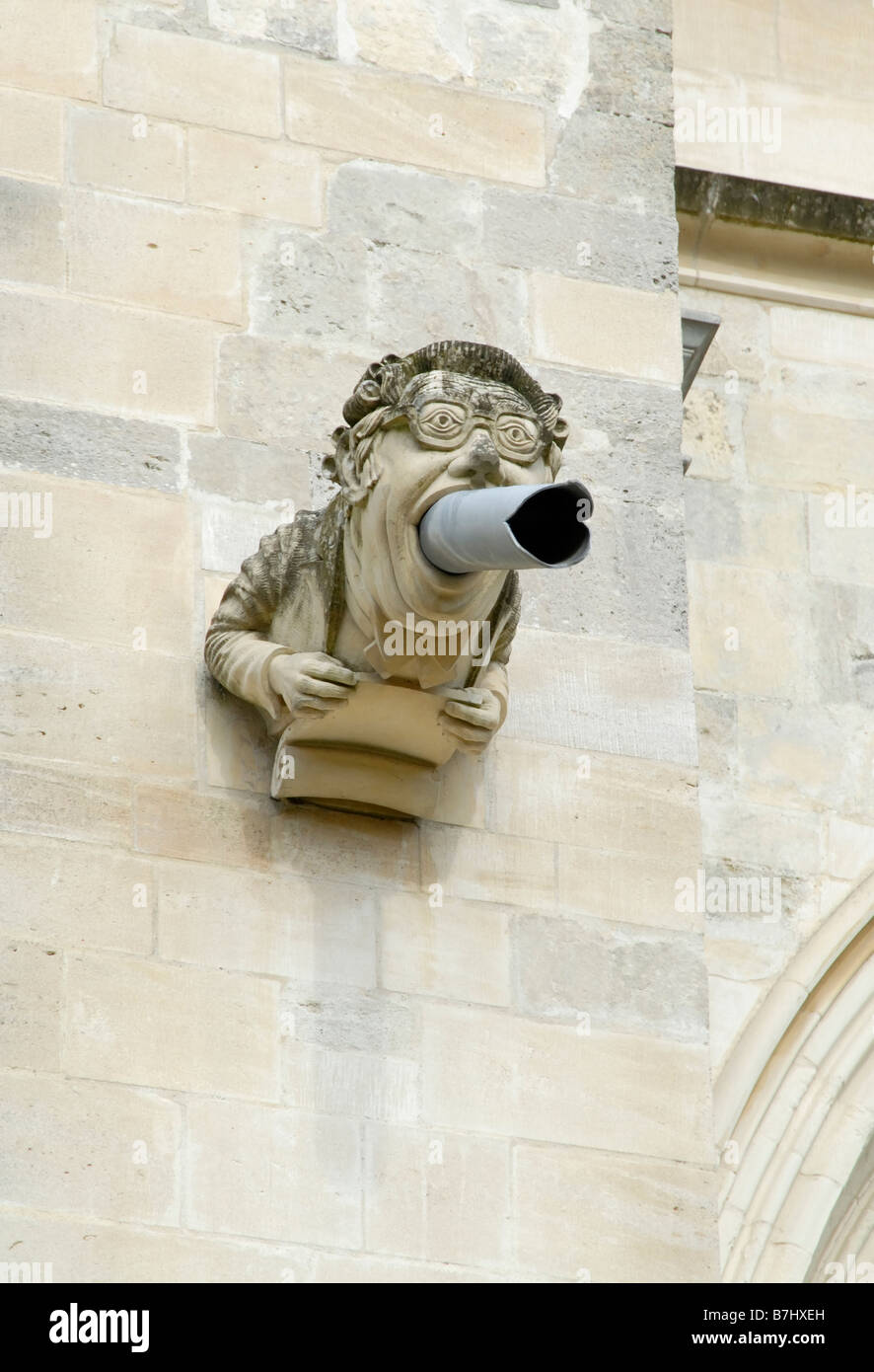 Gargouille moderne portant des lunettes sur face sud de la cathédrale de Chichester, Chichester, West Sussex, Angleterre Banque D'Images