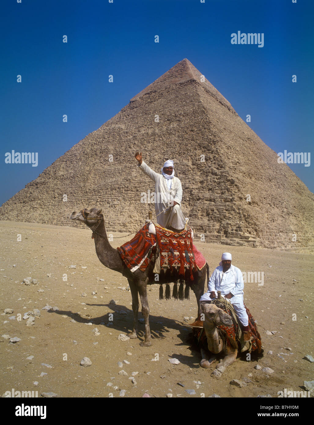 Caractères égyptien sur camel à côté de la grande pyramide sur le plateau de Gizeh, près du Caire Banque D'Images