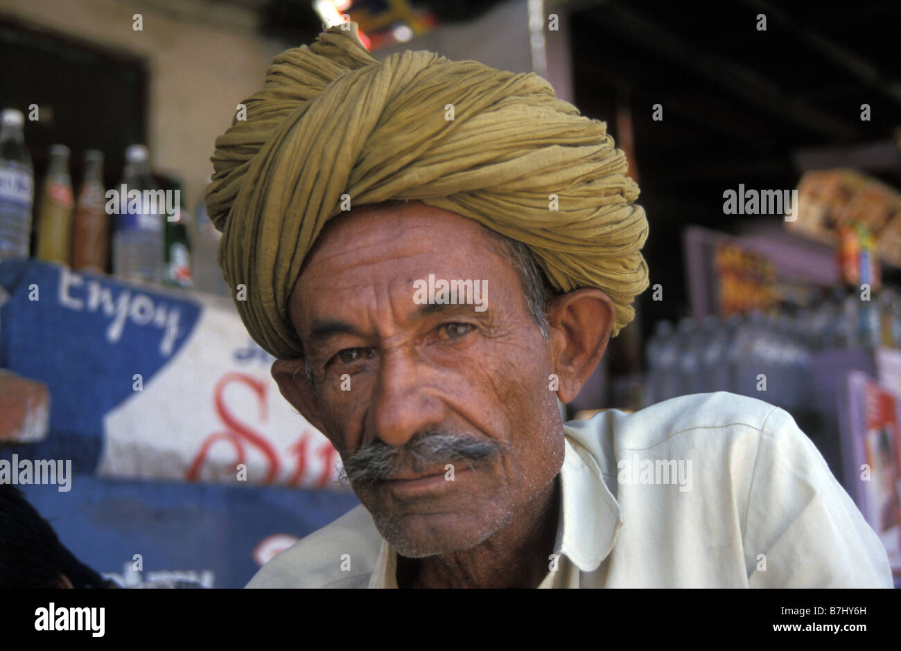 L'homme en turban décrochage chai Rasjasthan Jaisalmer Inde Banque D'Images