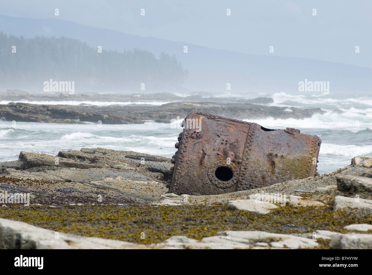 Rusty Steamship Boiler qui a été dans ce lieu depuis le navire fit naufrage en 1898, le parc national Pacific Rim, C.-B. Banque D'Images