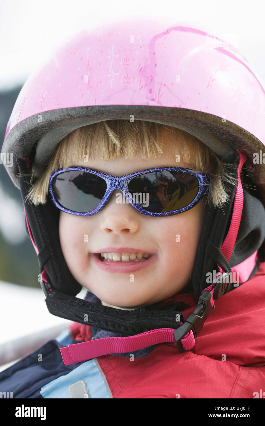 4 ans, fille de porter un casque de ski, North Vancouver, C.-B. Banque D'Images