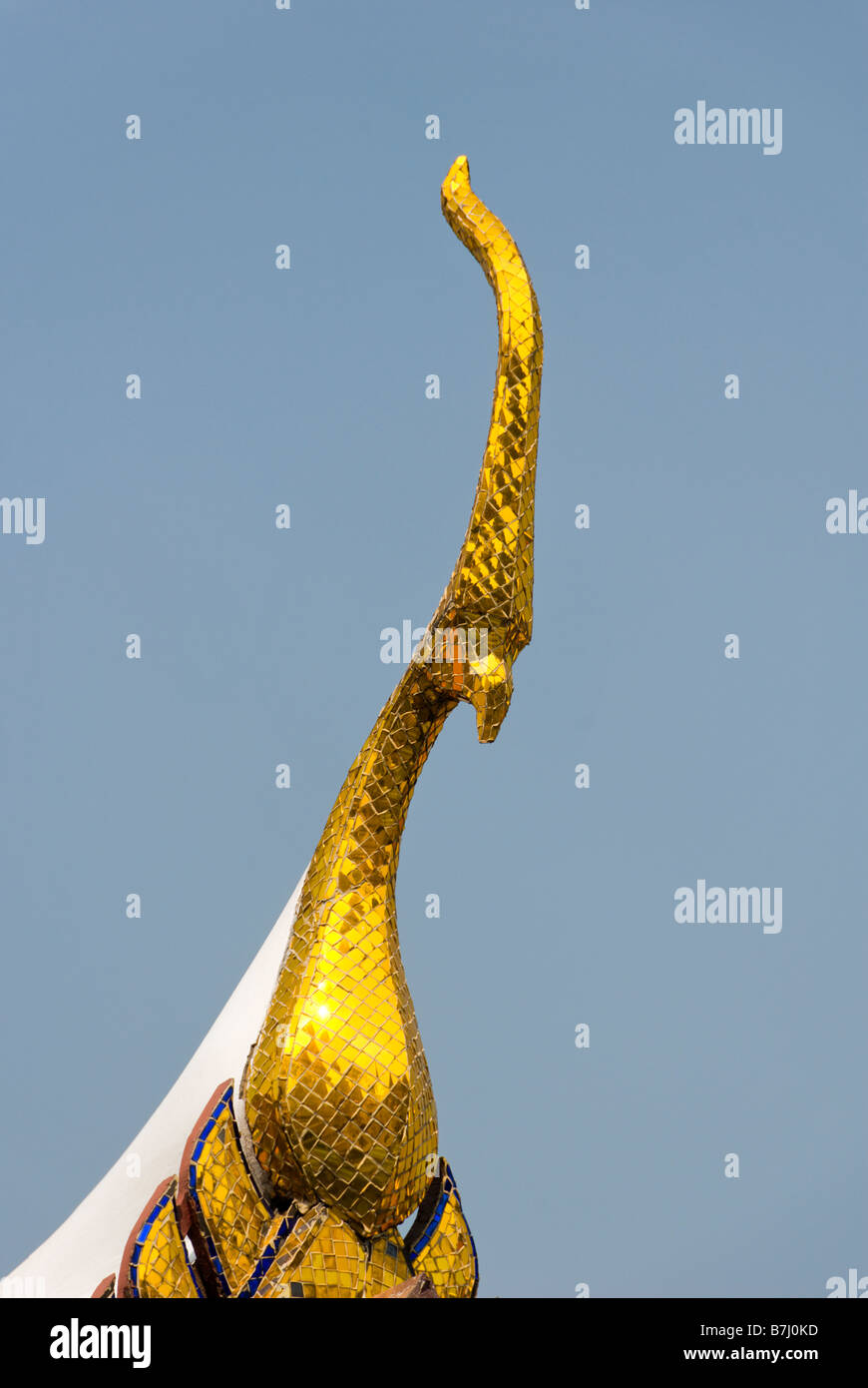 Miroir doré en forme de phoenix gable - Wat Phra Kaew et le Grand Palais dans le centre de Bangkok en Thaïlande Banque D'Images