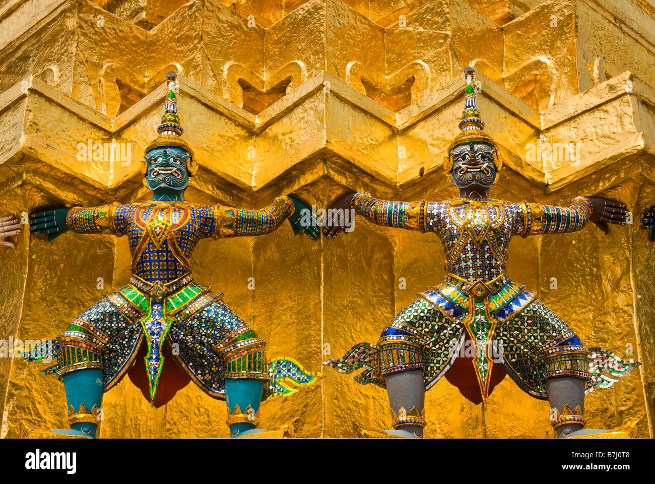Yaksha démons mythiques soutenant un chedi doré - Wat Phra Kaew et le Grand Palais dans le centre de Bangkok en Thaïlande Banque D'Images