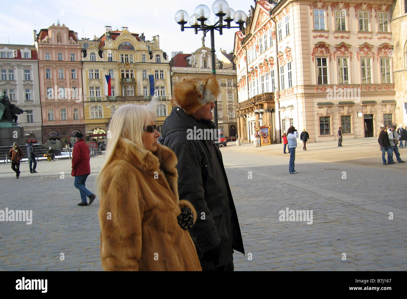 Les touristes dans les manteaux de fourrure, la Place Venceslas de Prague, République tchèque l'Europe de l'Est Banque D'Images