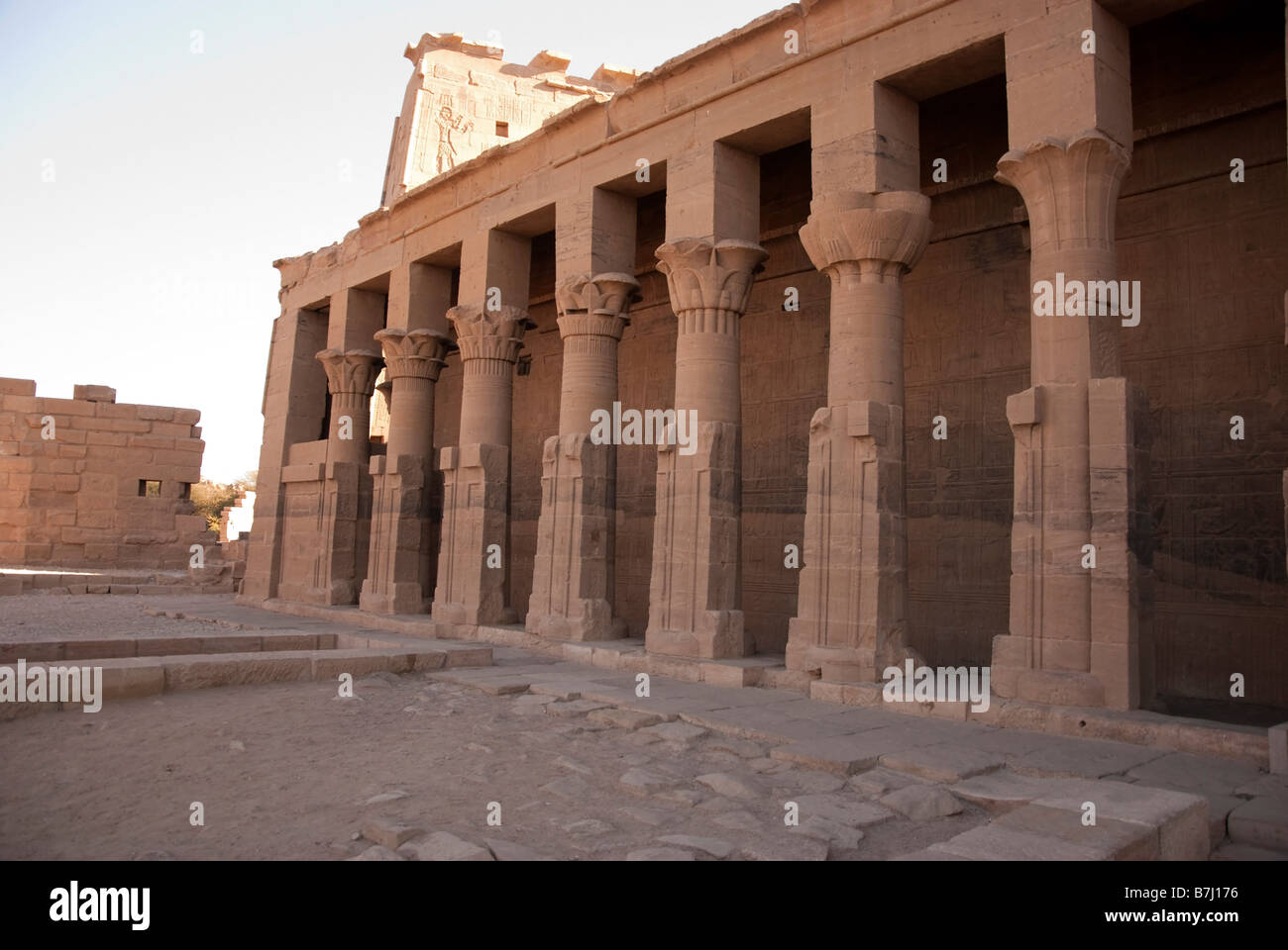 Colonnade dans la cour extérieure du Temple de Philae en Egypte Banque D'Images