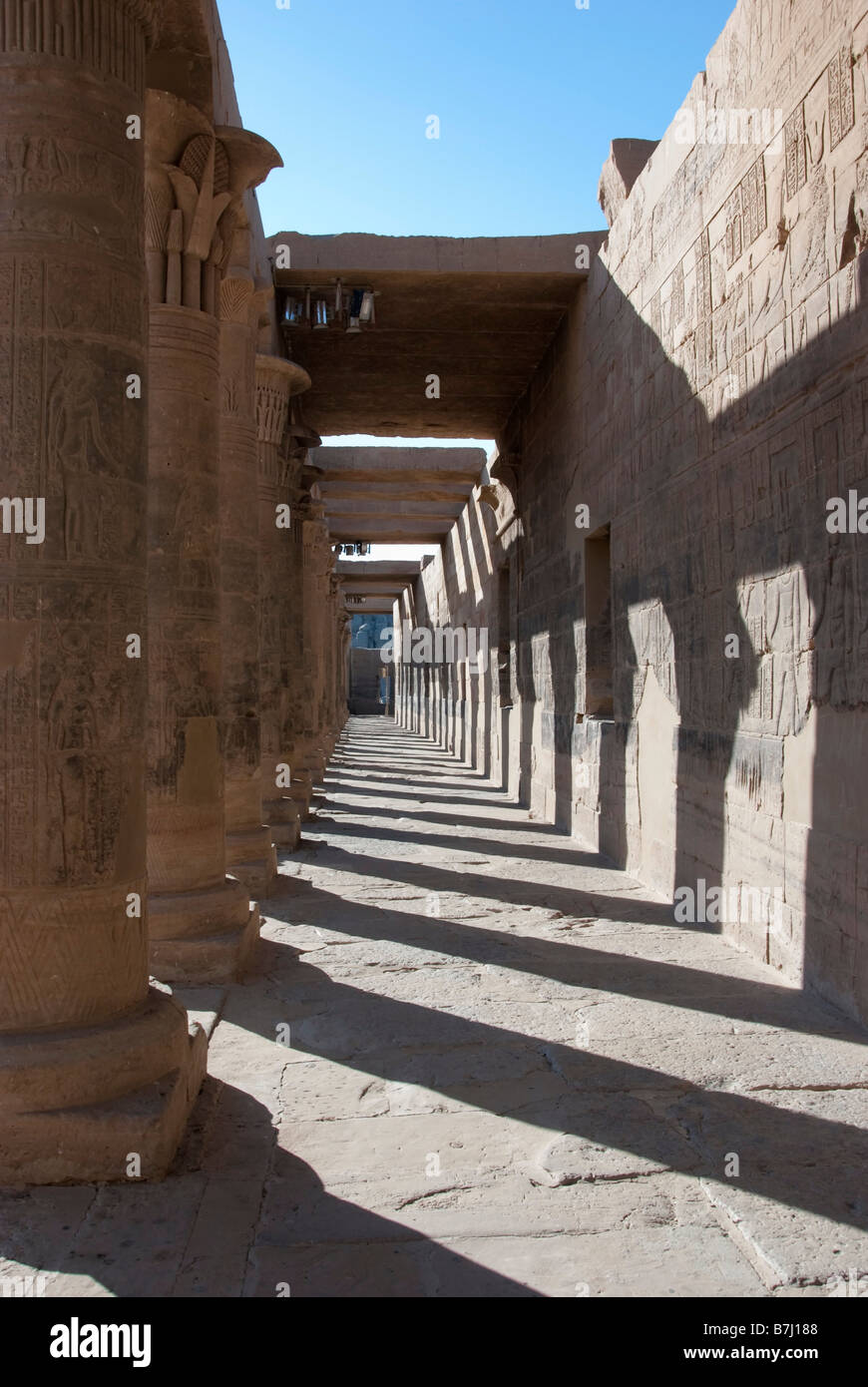 Colonnade en cour extérieure Temple de Philae en Egypte Banque D'Images