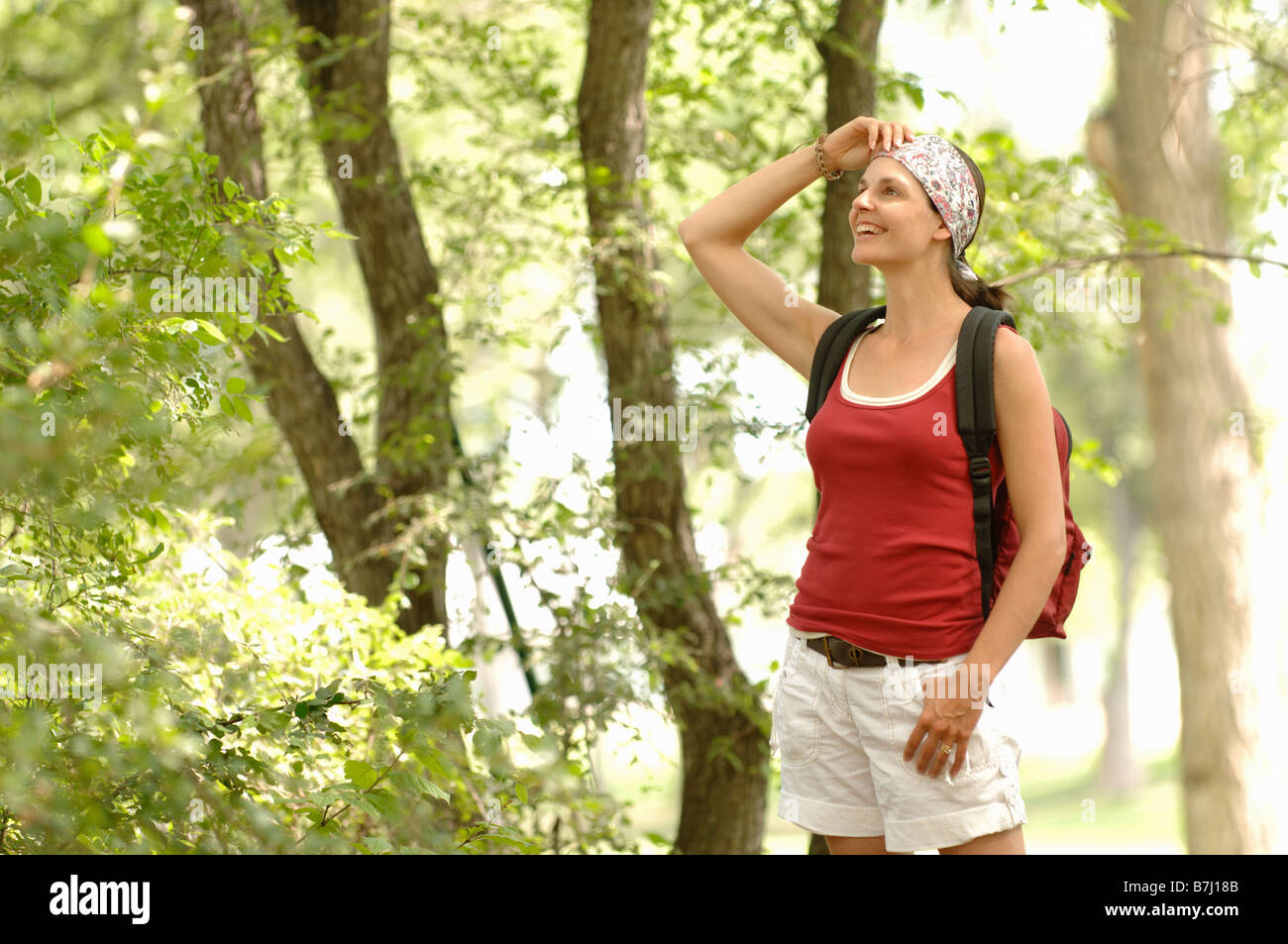 Femme en randonnée dans les bois, Regina, Saskatchewan Banque D'Images