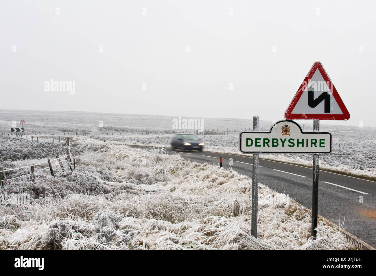 Véhicules sur Route Ringinglow Burbage Moor Peak National Park Derbyshire UK Banque D'Images