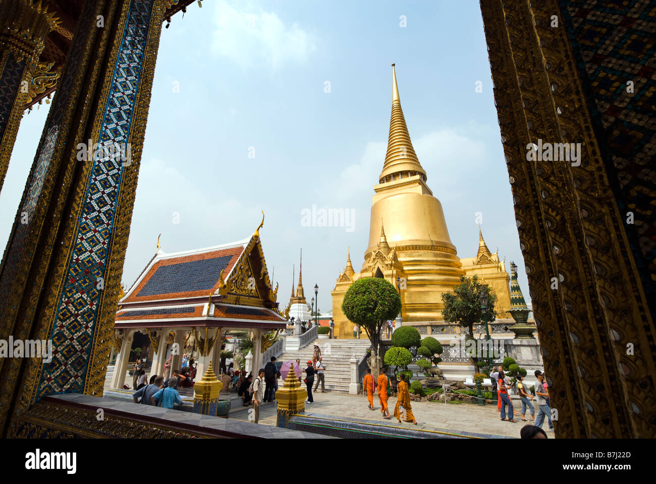 Le Phra Sri Rattana chedi doré - Wat Phra Kaew et le Grand Palais dans le centre de Bangkok en Thaïlande Banque D'Images
