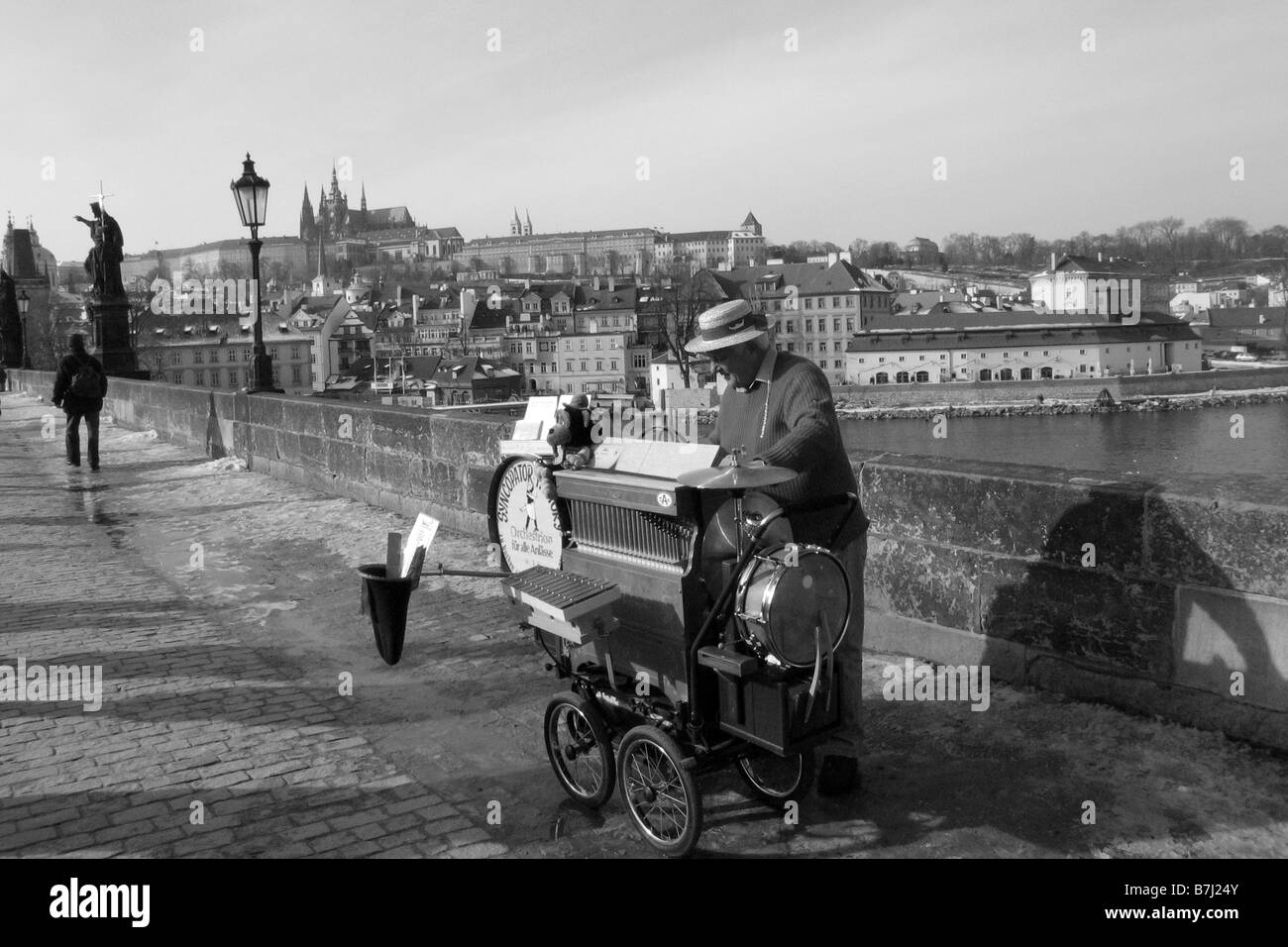 Un orgue de barbarie, le Pont Charles, Prague République tchèque l'Europe de l'hiver Banque D'Images