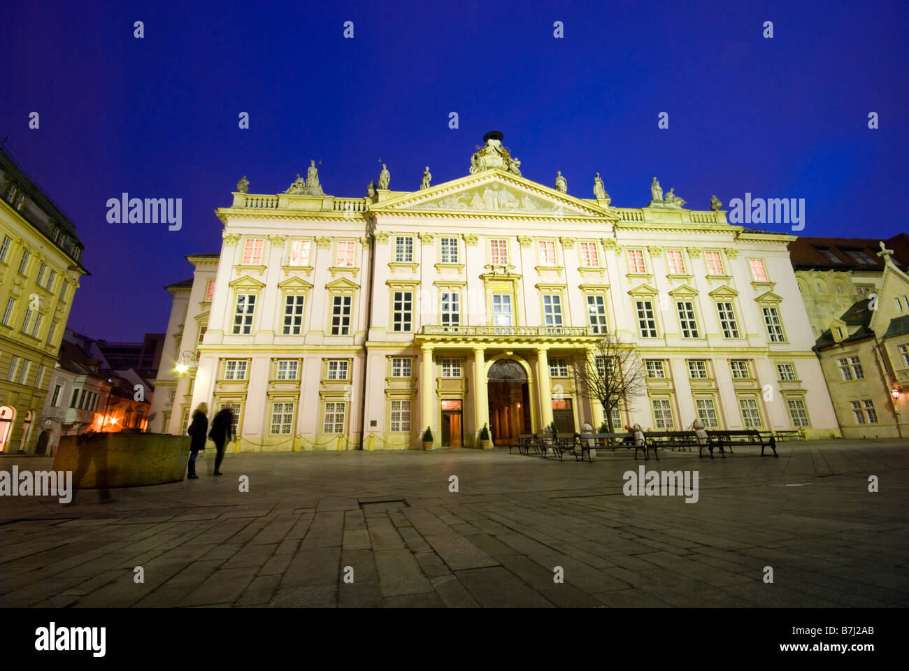 Le Primate's Palace (Primaciálny palác) sur Primaciálne square un palais néo classique rose en vieille ville, Bratislava, Slovaquie Banque D'Images