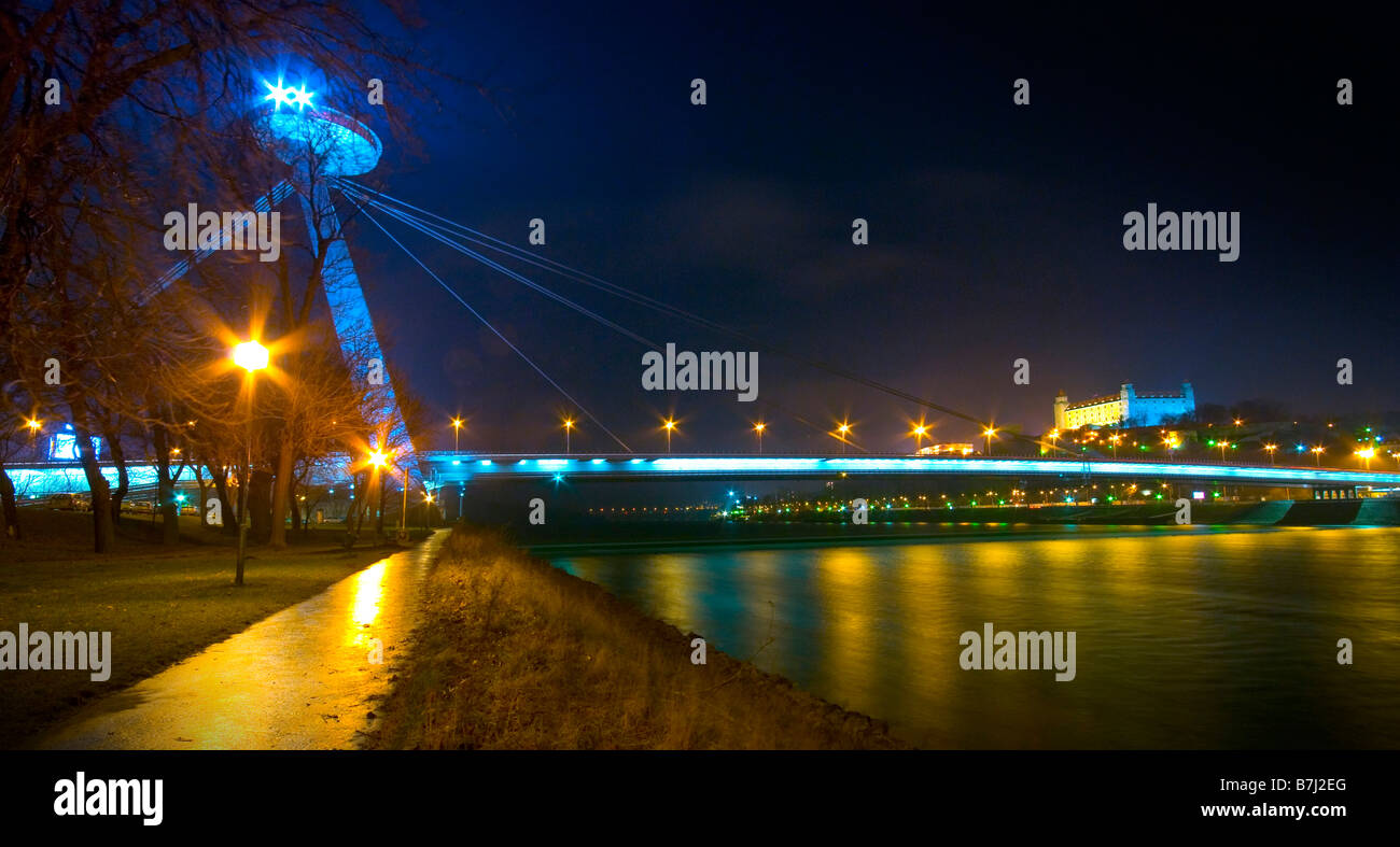 Bratislava par nuit. Restaurant futuriste sur l'OVNI haut de Novy Most pont sur le Danube. À droite : le château de Bratislava. Banque D'Images