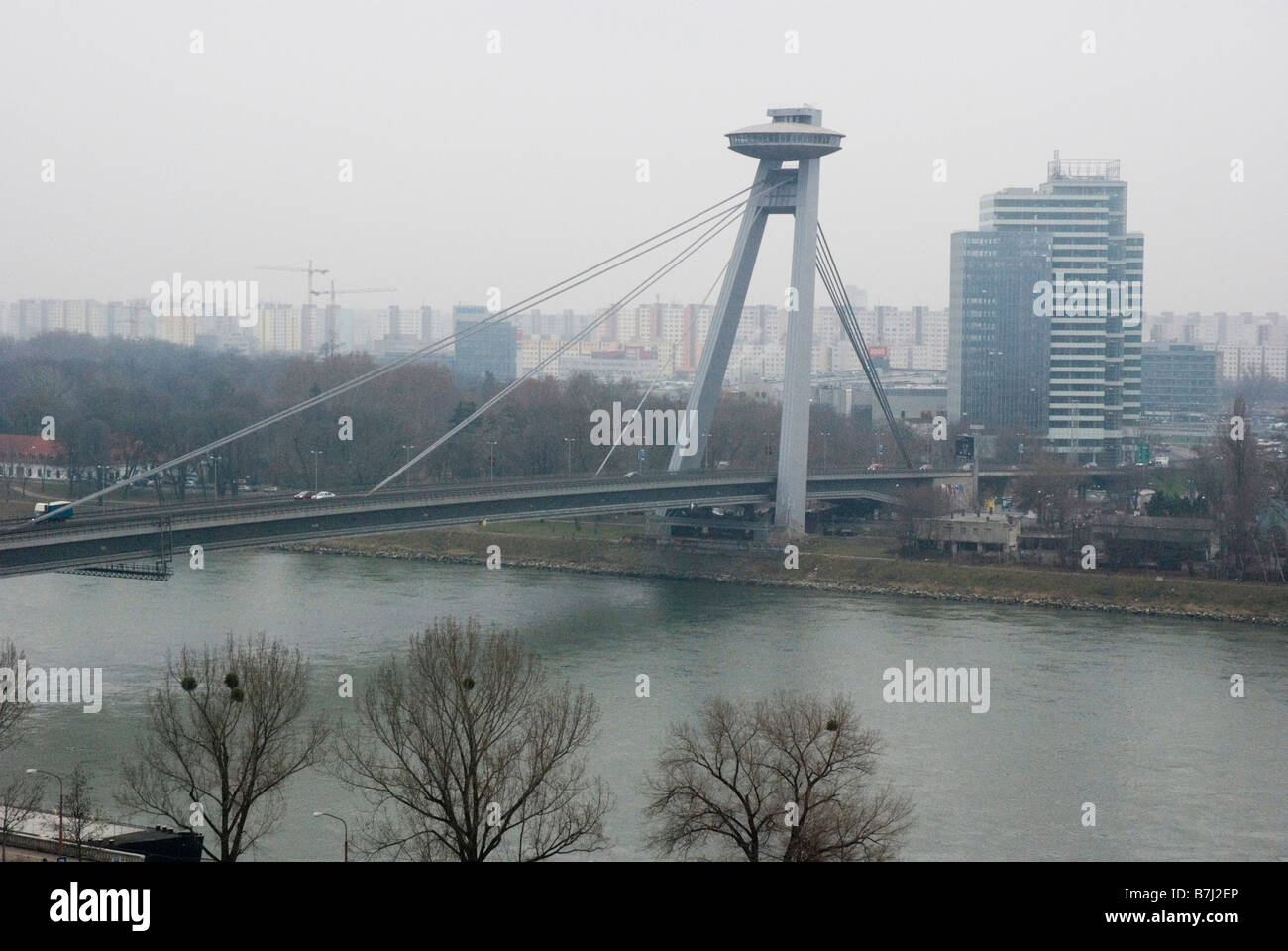 Vu de Bratislava le château de Bratislava. Restaurant futuriste OVNI est situé sur le haut de Novy Most pont sur le Danube. Banque D'Images