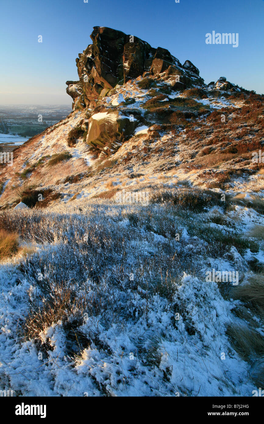 Lever du Soleil prises sur les roches dans le Staffordshire Ramshaw sur un matin glacial Banque D'Images