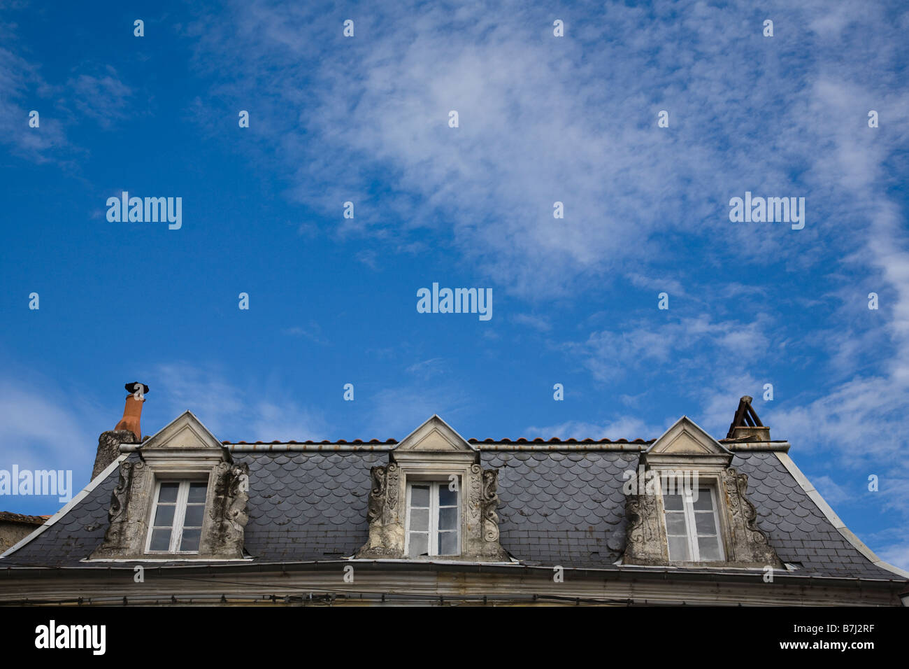Le toit et les fenêtres ornées d'un immeuble à Meard de Gurcon, France. Banque D'Images