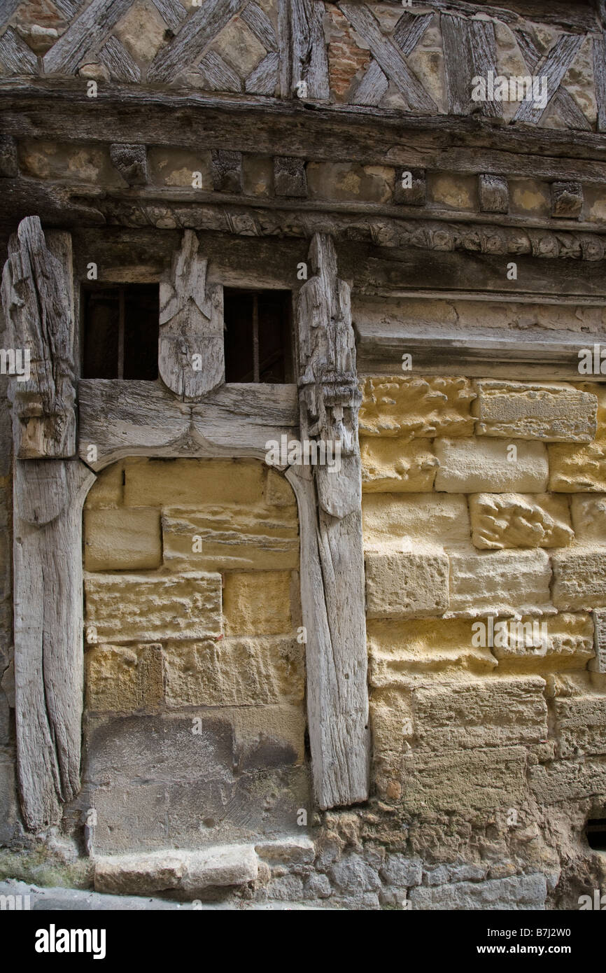 Une partie de l'ancien mur d'un bâtiment médiéval à Saint Emilion, France. Banque D'Images