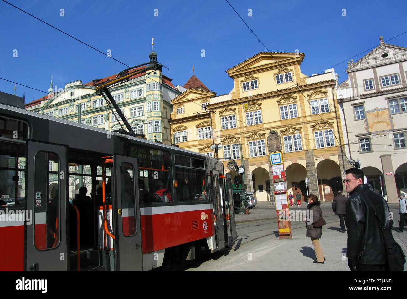 Tramway à Malostranske Namesti Prague Banque D'Images