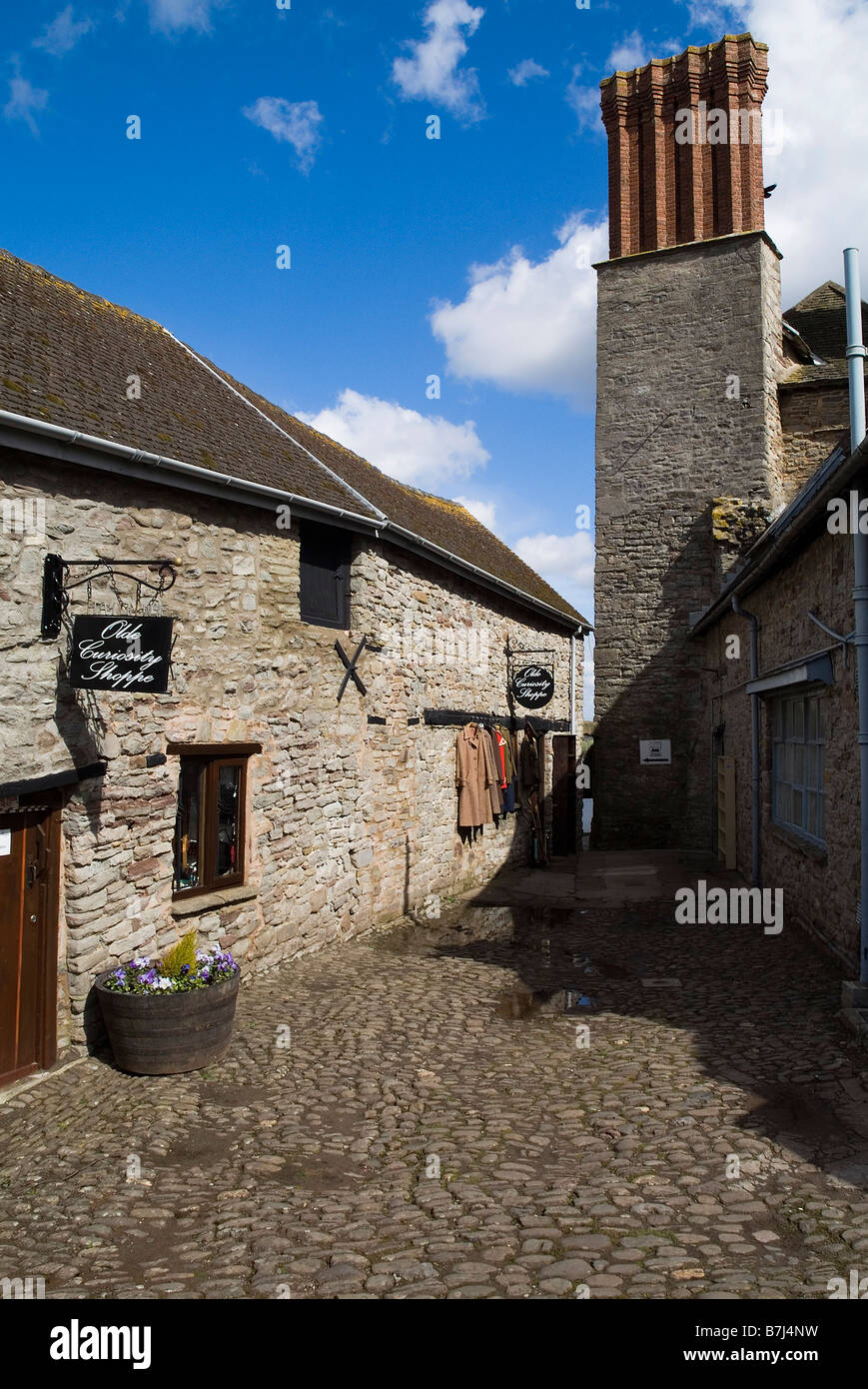 dh Hay on Wye POWYS WALES Old Curiosity Shoppe Shop alleys of Hay château cheminées décoratives allée historique Banque D'Images