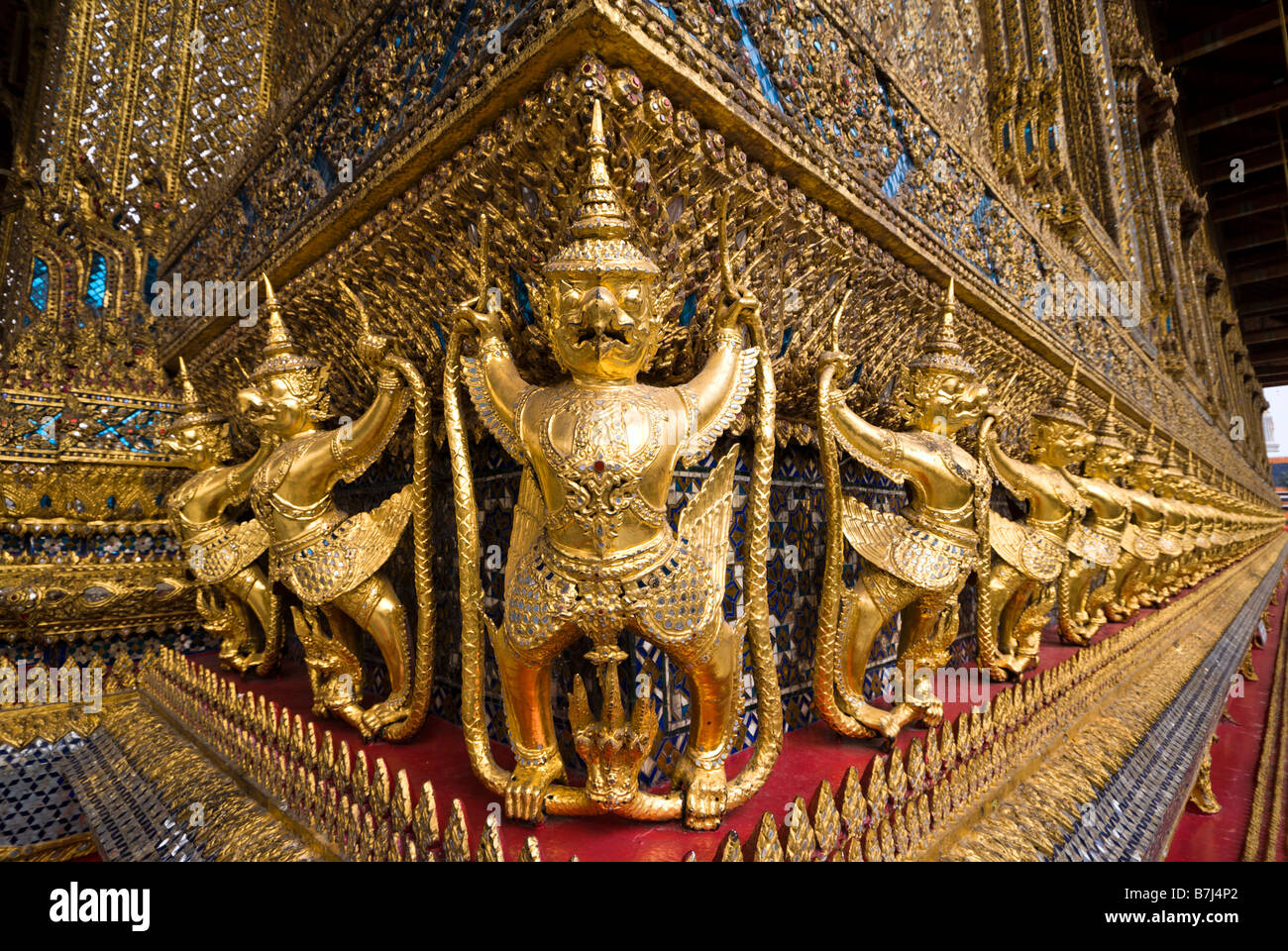 Garuda chiffres autour de la base de l'Ubosot - construction du temple Wat Phra Kaew et le Grand Palais dans le centre de Bangkok en Thaïlande Banque D'Images