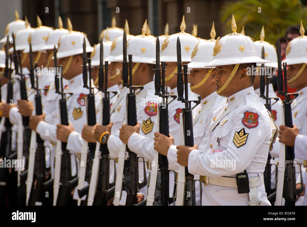 Palace guards on parade - Wat Phra Kaew et le Grand Palais dans le centre de Bangkok en Thaïlande Banque D'Images