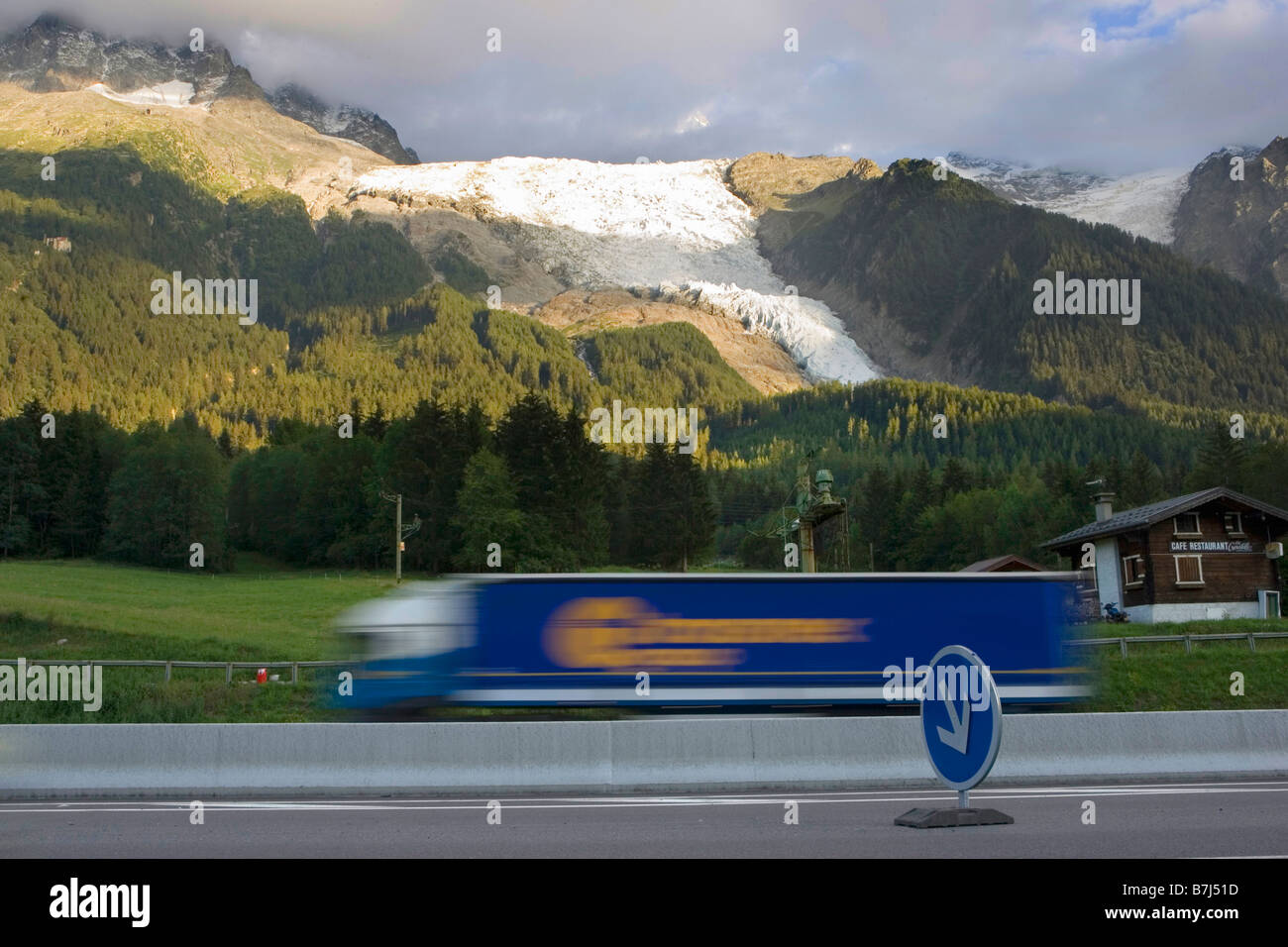 Le trafic de camions est un problème très sensible dans les vallées des Alpes, le Glacier de Taconnaz, Chamonix, France Banque D'Images