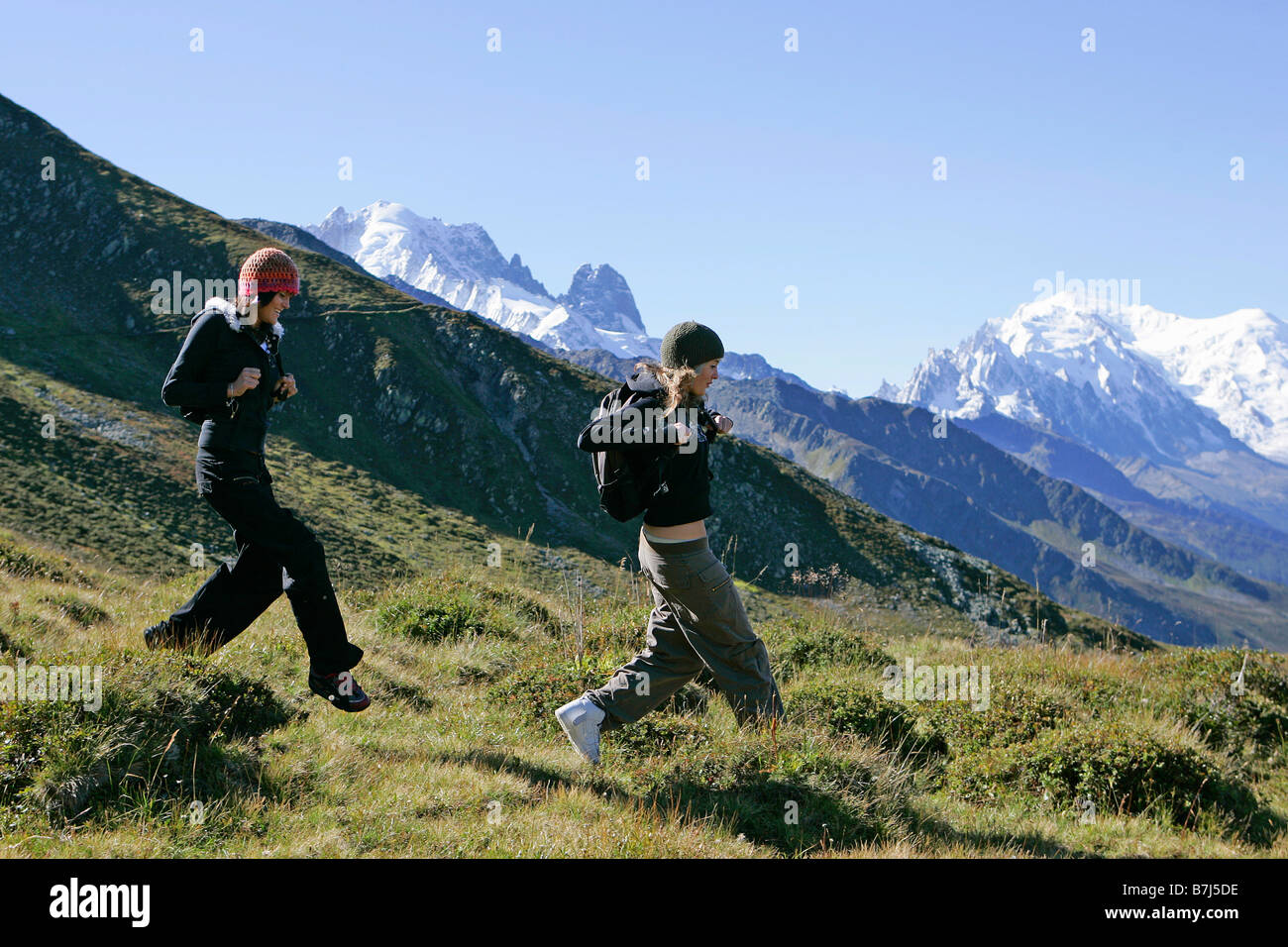 Les jeunes filles (19) randonnées en face du Mont Blanc, Col de Balme Chamonix, France Banque D'Images