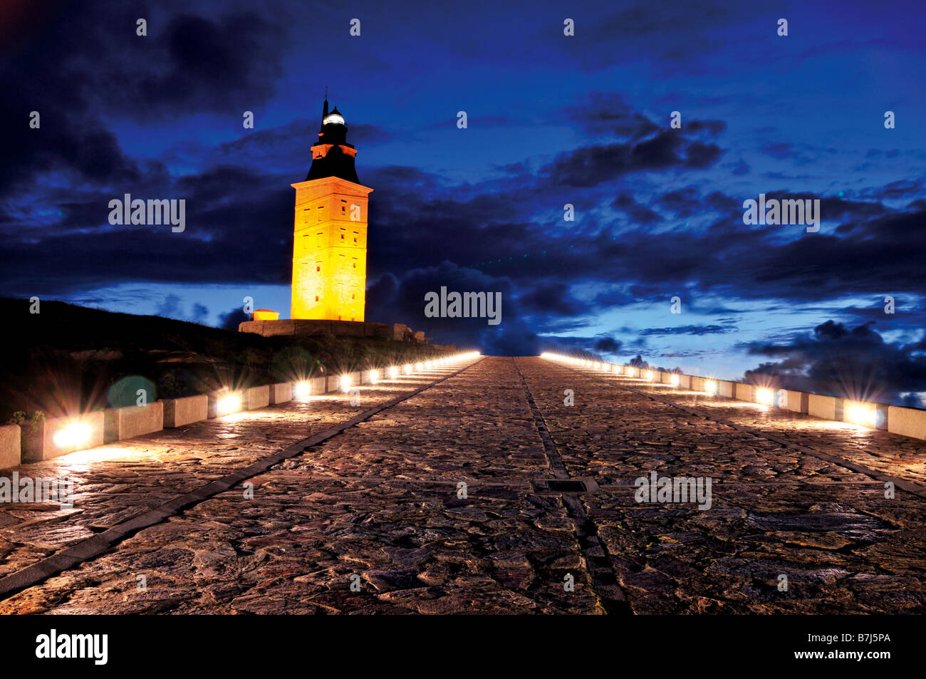 Paysage de nuit spectaculaire à l'ancien phare romain Tour d'Hercule à La Corogne, Galice Banque D'Images