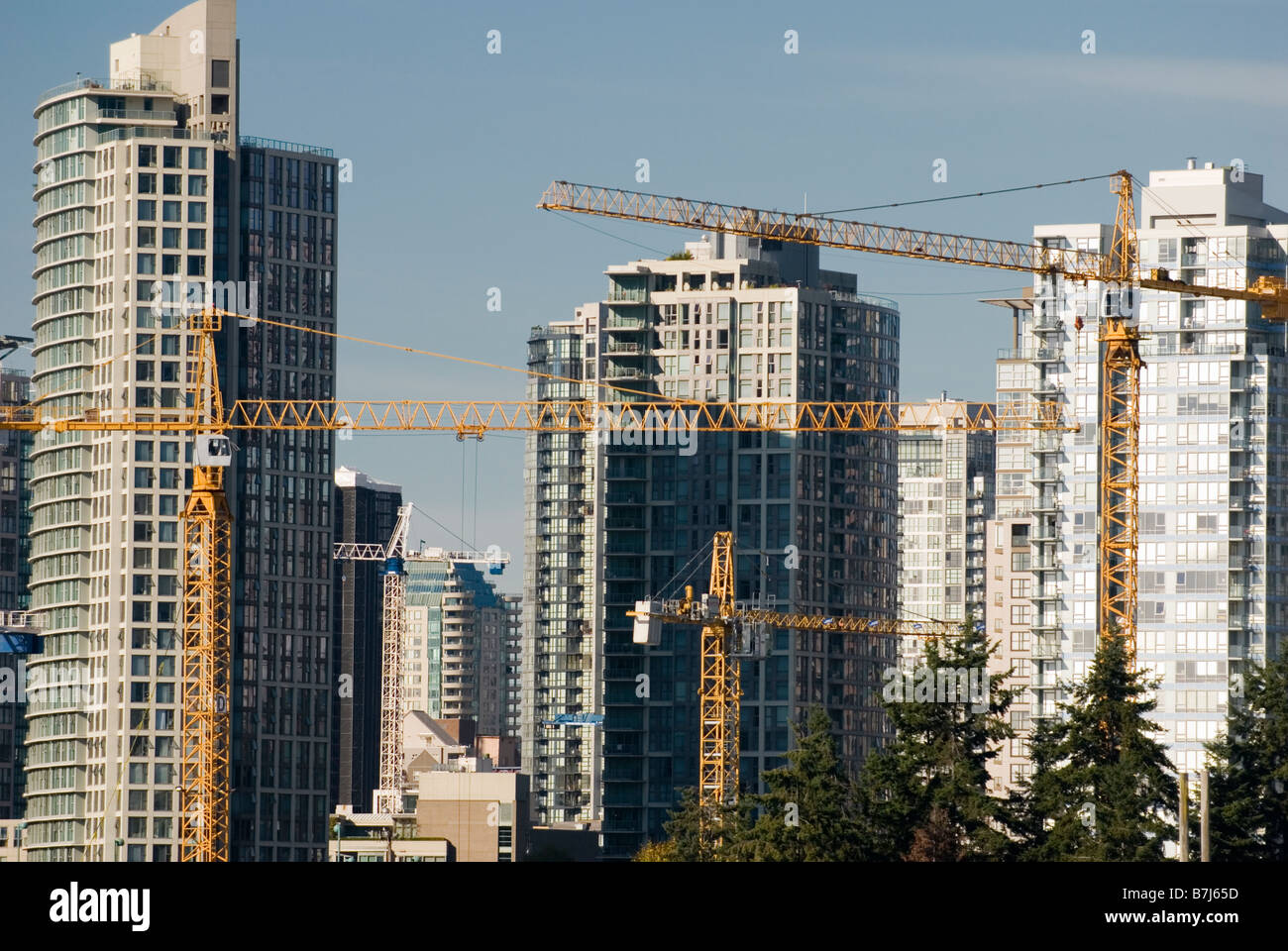 Gratte-ciel et les grues occupent la ville de Vancouver. Les prix des logements sont à un niveau record Banque D'Images