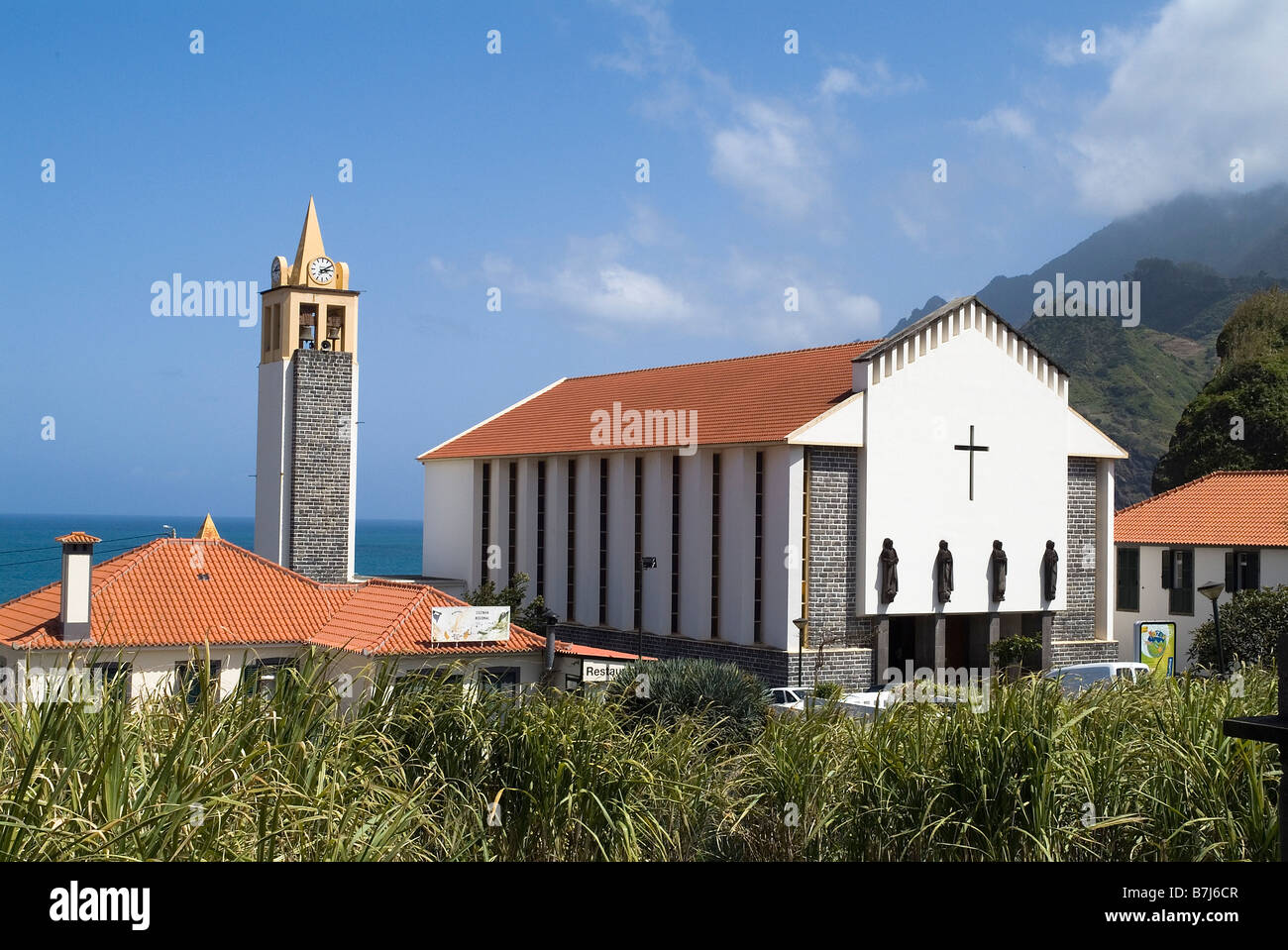 dh PORTO DA CRUZ MADEIRA Village église et tour de l'horloge architecture de bâtiment Banque D'Images