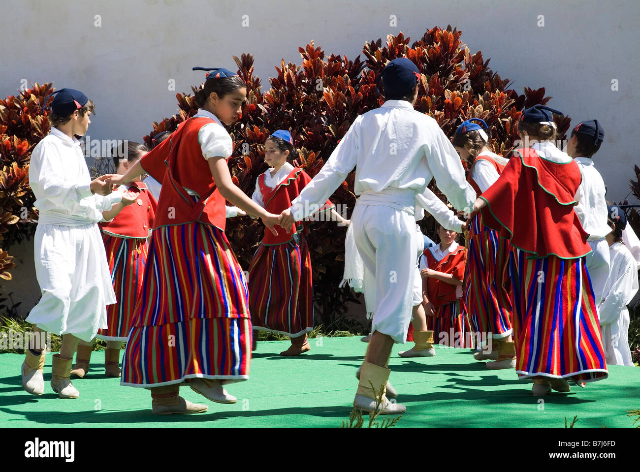 dh Festival DE fleurs FUNCHAL MADEIRA enfants spectacle traditionnel de danse de costume portugal danse folklorique tradition nationale danseuses de enfants Banque D'Images