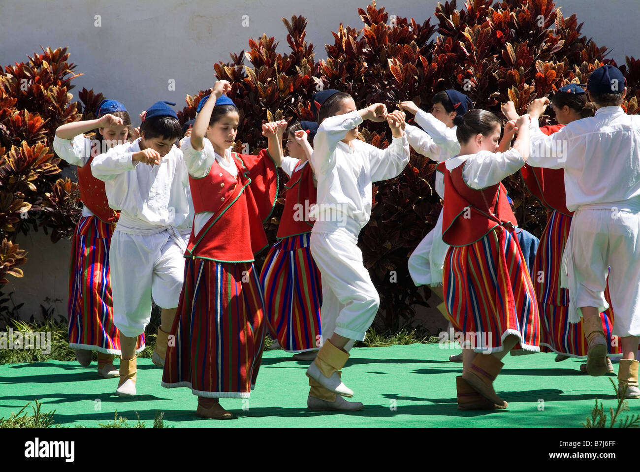dh Festival DE fleurs FUNCHAL MADÈRE enfants spectacle de danse traditionnelle costume national portugal danse folklorique enfants danseurs historiques Banque D'Images