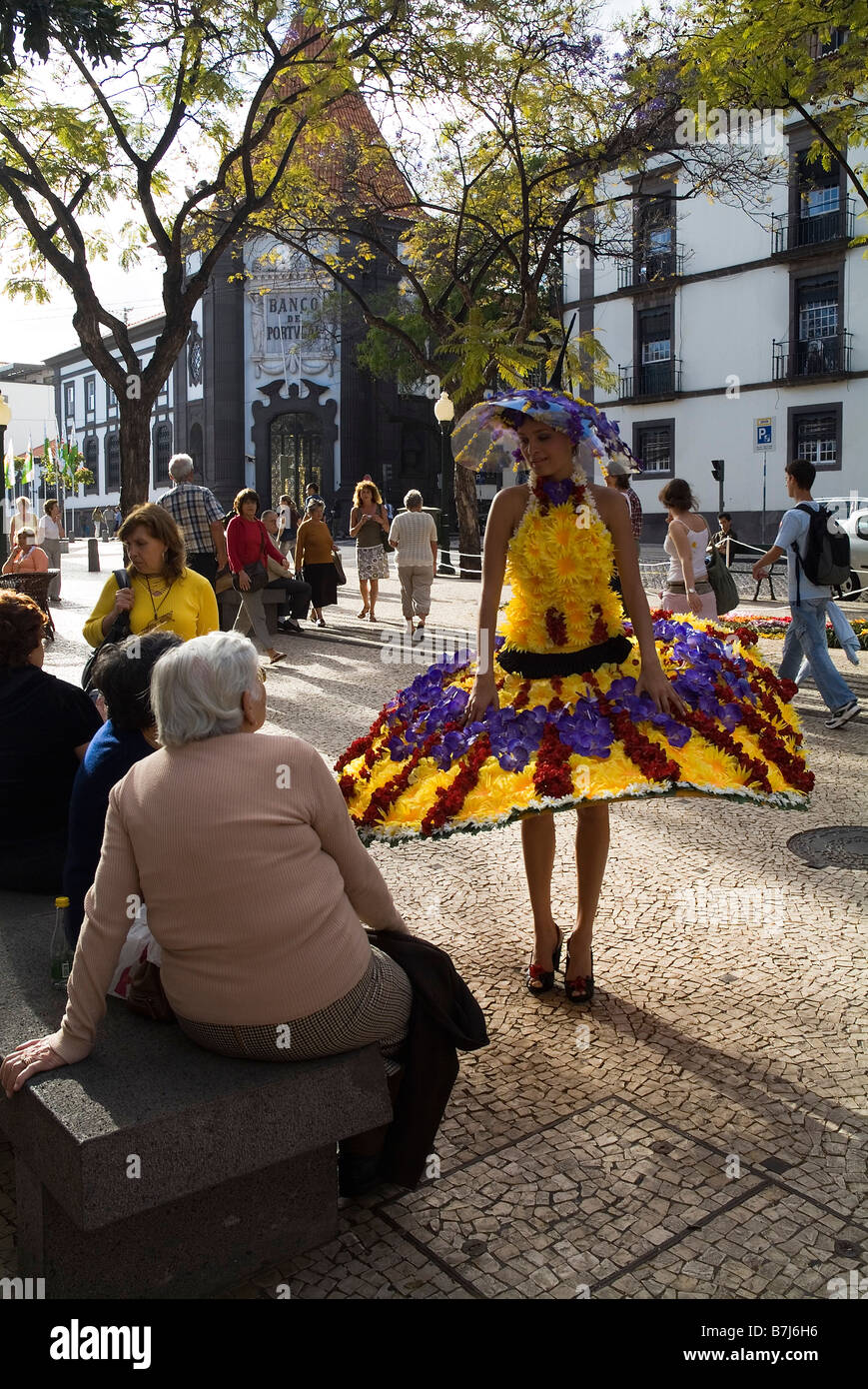 Dh Flower Festival Festival Funchal Madeira en costume de fille de fleur Avenida Arriaga city street Banque D'Images