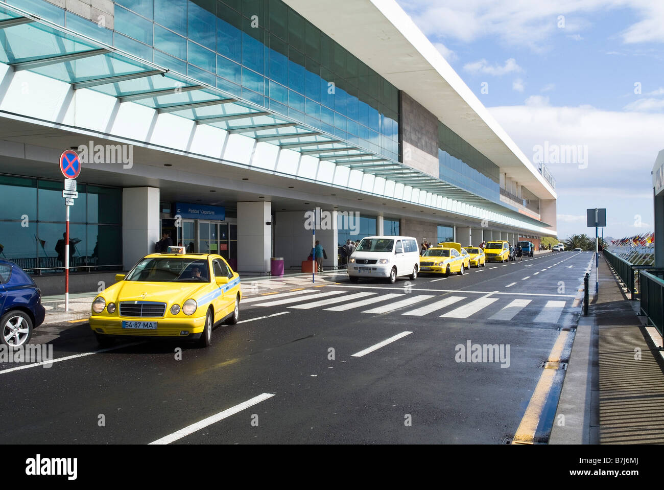 Dh Aeroporto de Madère Funchal Madère aéroport taxis jaunes à aeroport terminal de départ Photo
