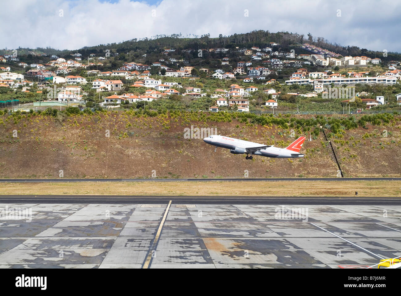 dh Aeroporto de Madeira AÉROPORT DE FUNCHAL MADEIRA avion levant hors de la piste d'atterrissage au-dessus de l'avion avion avion avion prendre Banque D'Images