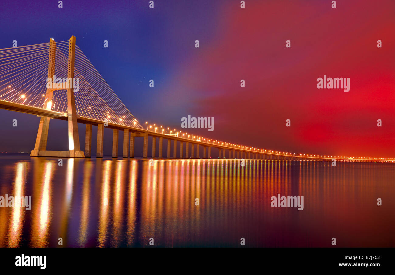 Nuit à l'éclairage du pont Vasco de Gama à Lisbonne Banque D'Images