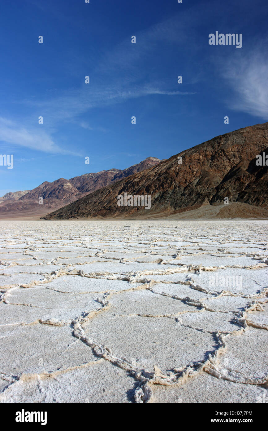 Croûte de sel de mauvaise de l'eau. Point le plus bas aux Etats-Unis Death Valley National Park Californie USA Banque D'Images