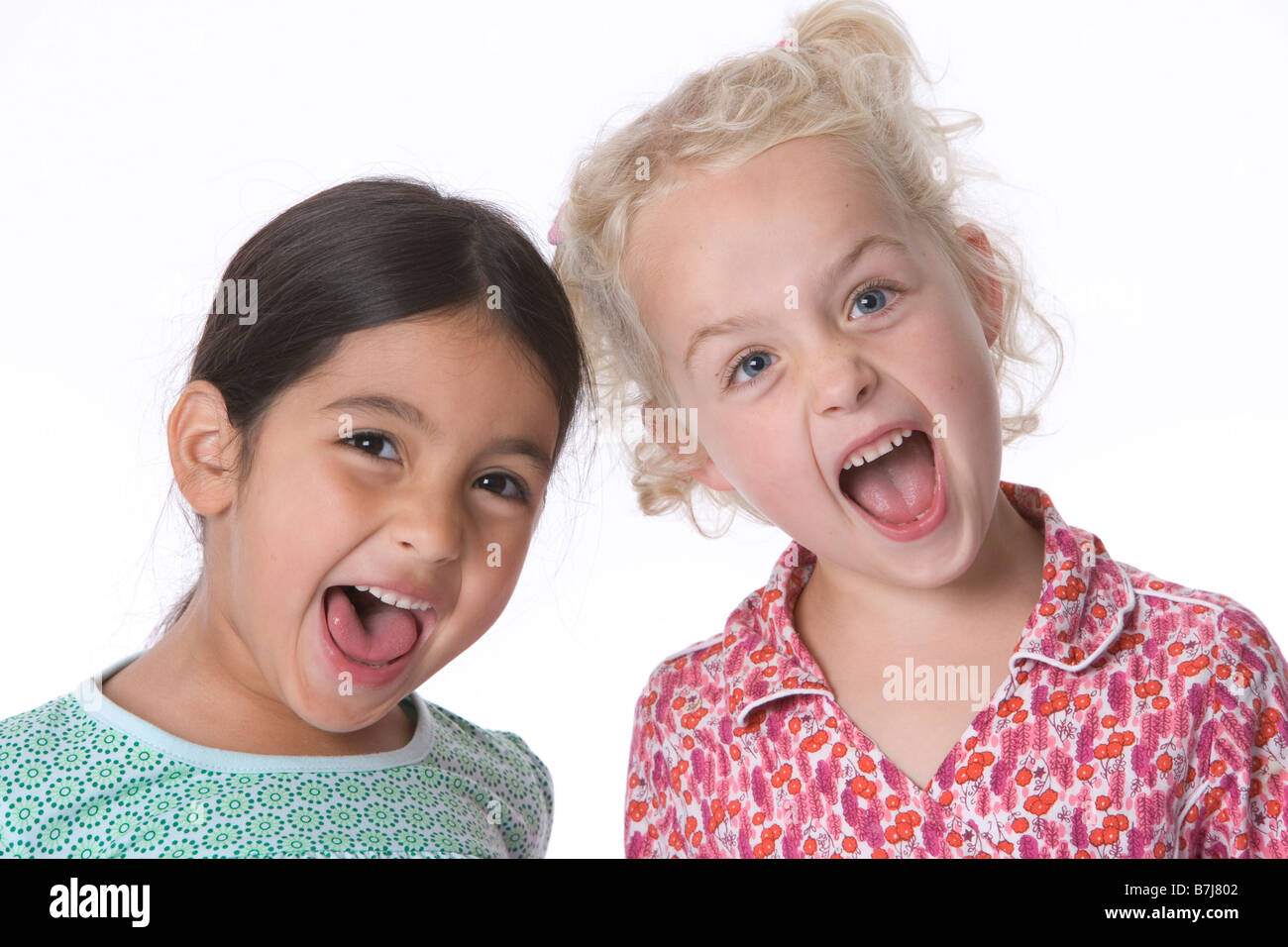 Deux filles sont en train de crier et de se moquer Banque D'Images