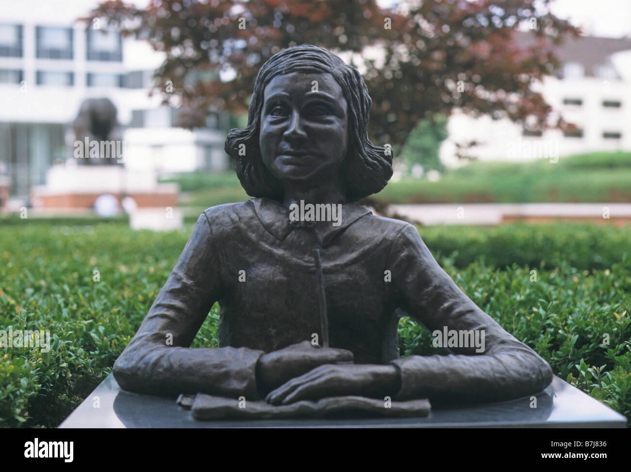 Londres. Life-size buste en bronze d'Anne Frank dans la cour de la British Library. Banque D'Images