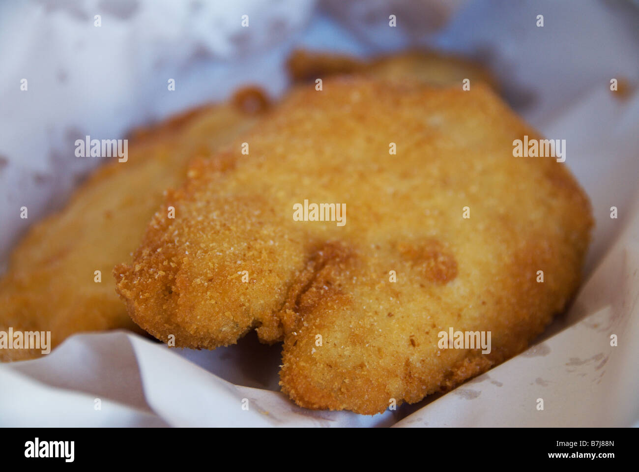 La friture de poissons australiens enveloppé dans du papier de boucher pour sortir le maquereau ici est pané et battues flocon en dessous. Banque D'Images